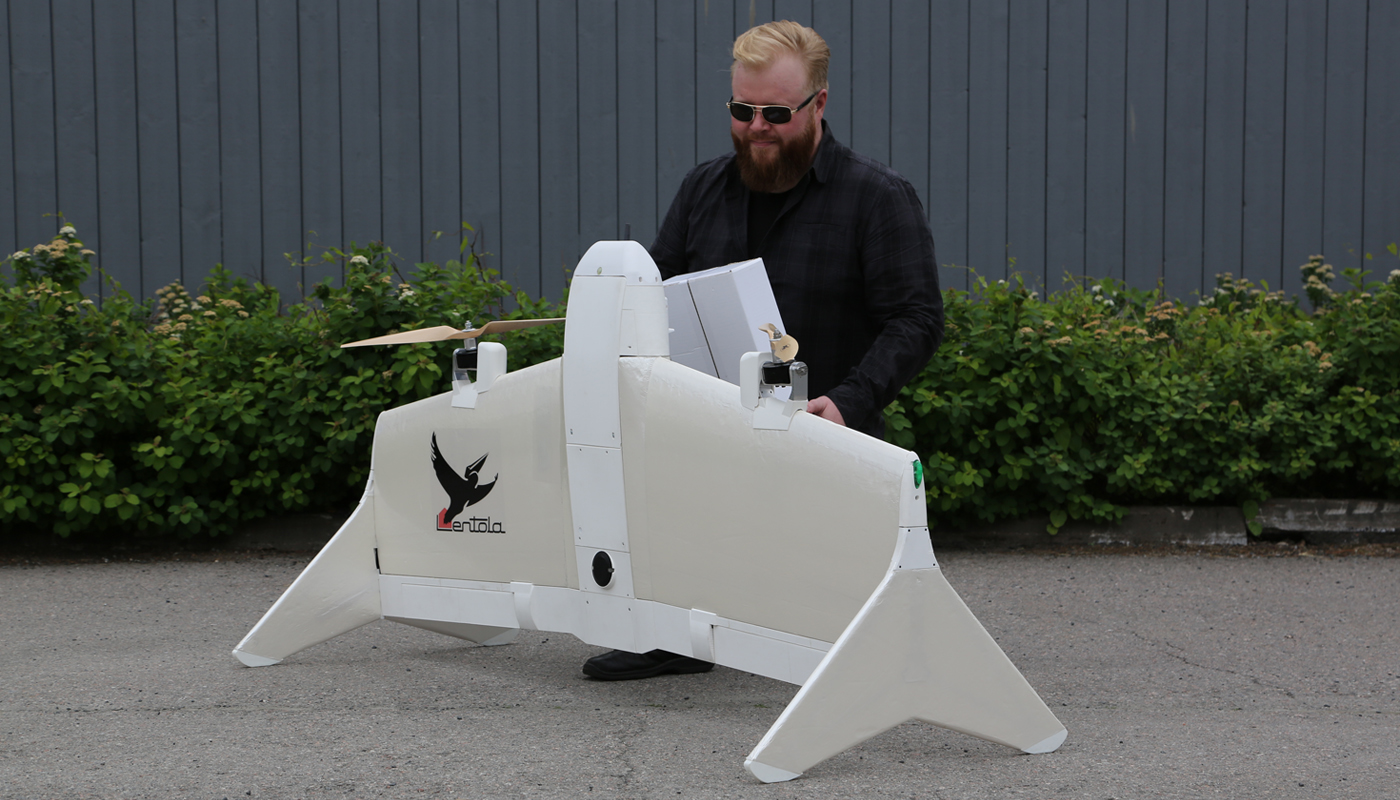 Paketin kiinnittäminen Lentola VTOL Cargo kuljetusdrooniin