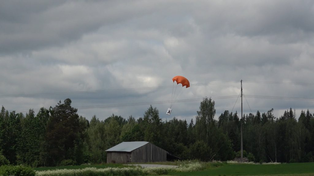 Lentola VTOL Cargo kuljetusdrooni maassa lumessa talvisissa olosuhteissa